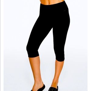 PINK Black Cropped Leggings